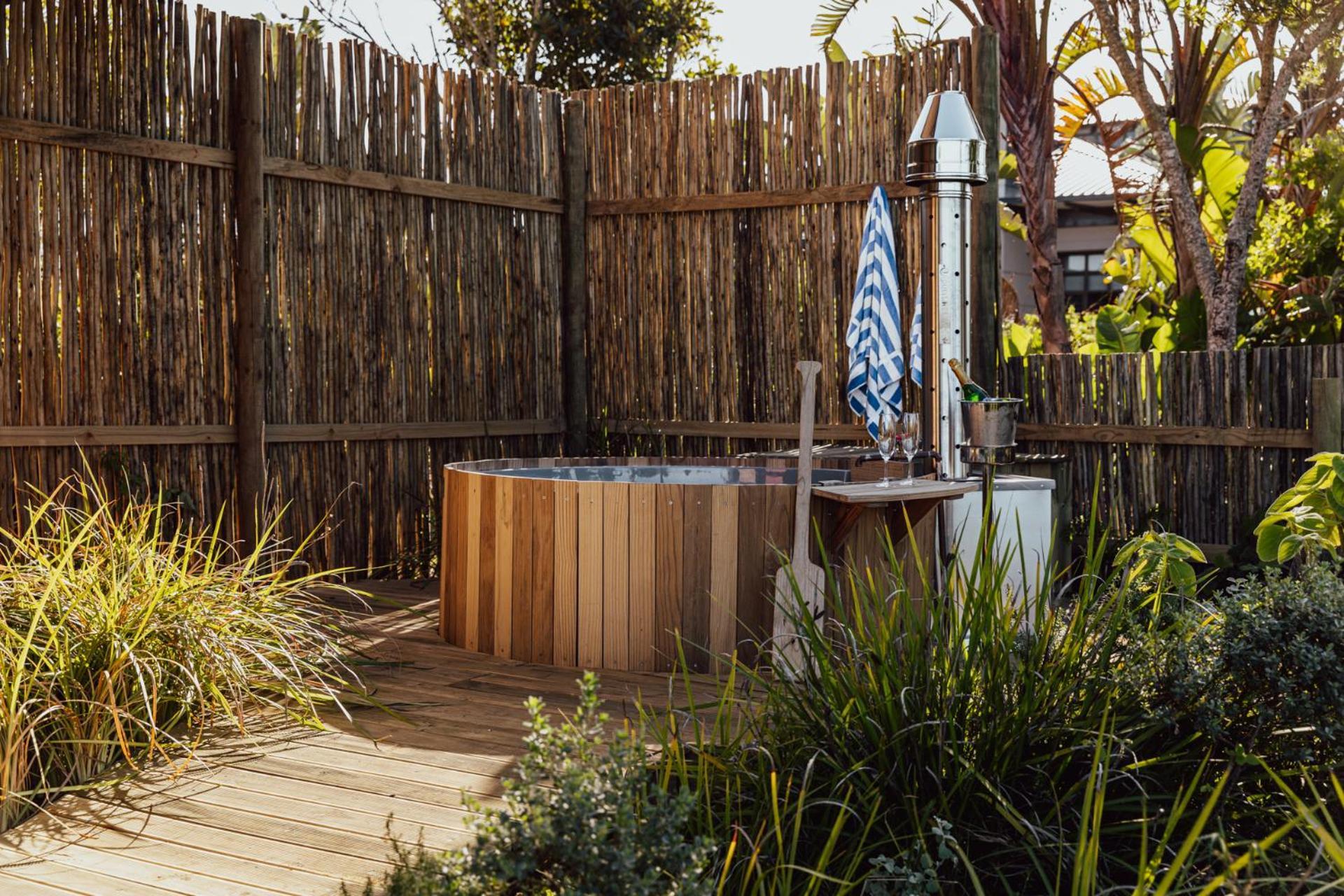 קניסנה Pezula Nature Retreat חדר תמונה A wood fired outdoor hot tub