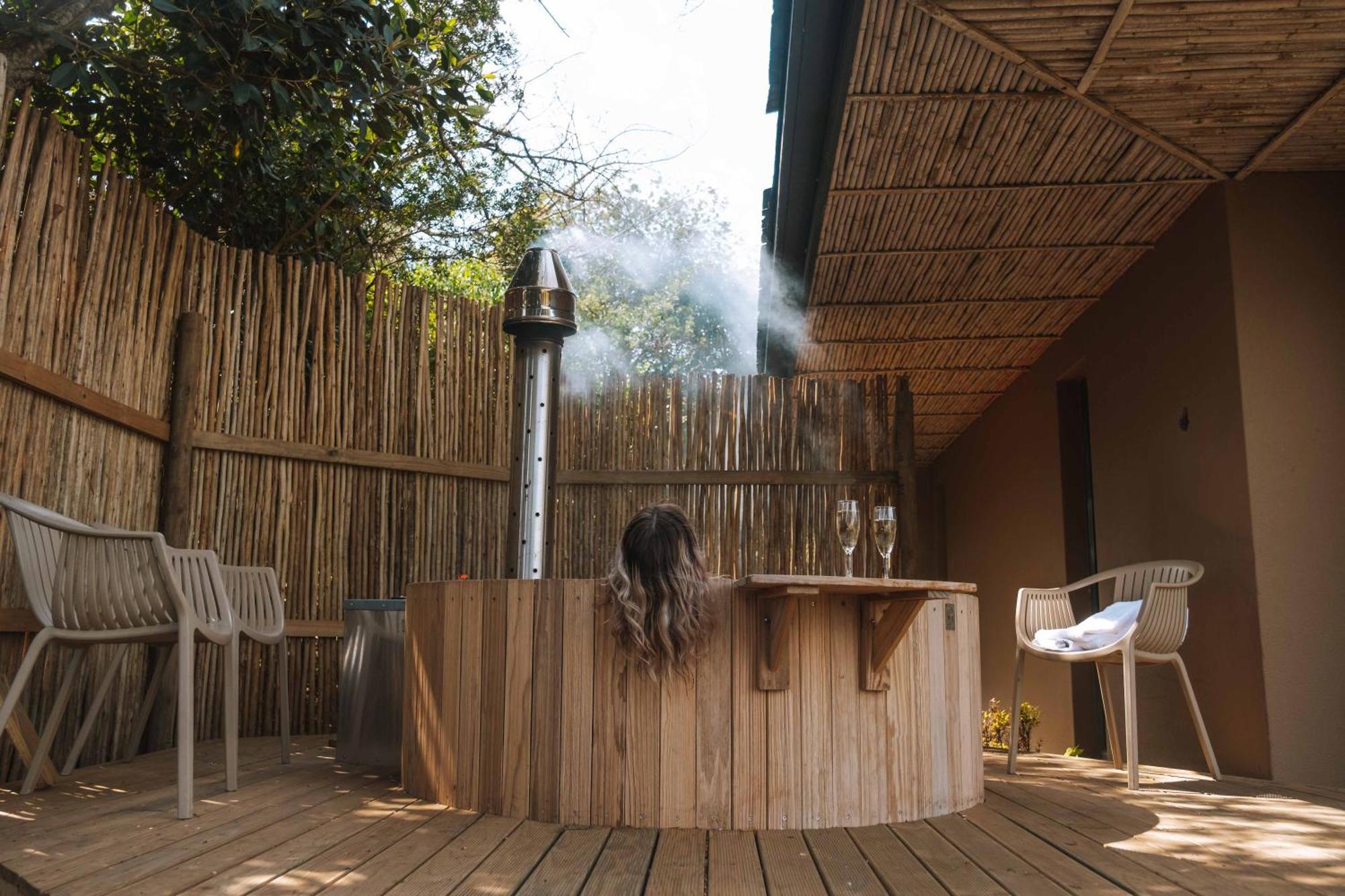 קניסנה Pezula Nature Retreat מראה חיצוני תמונה A wood-fired hot tub