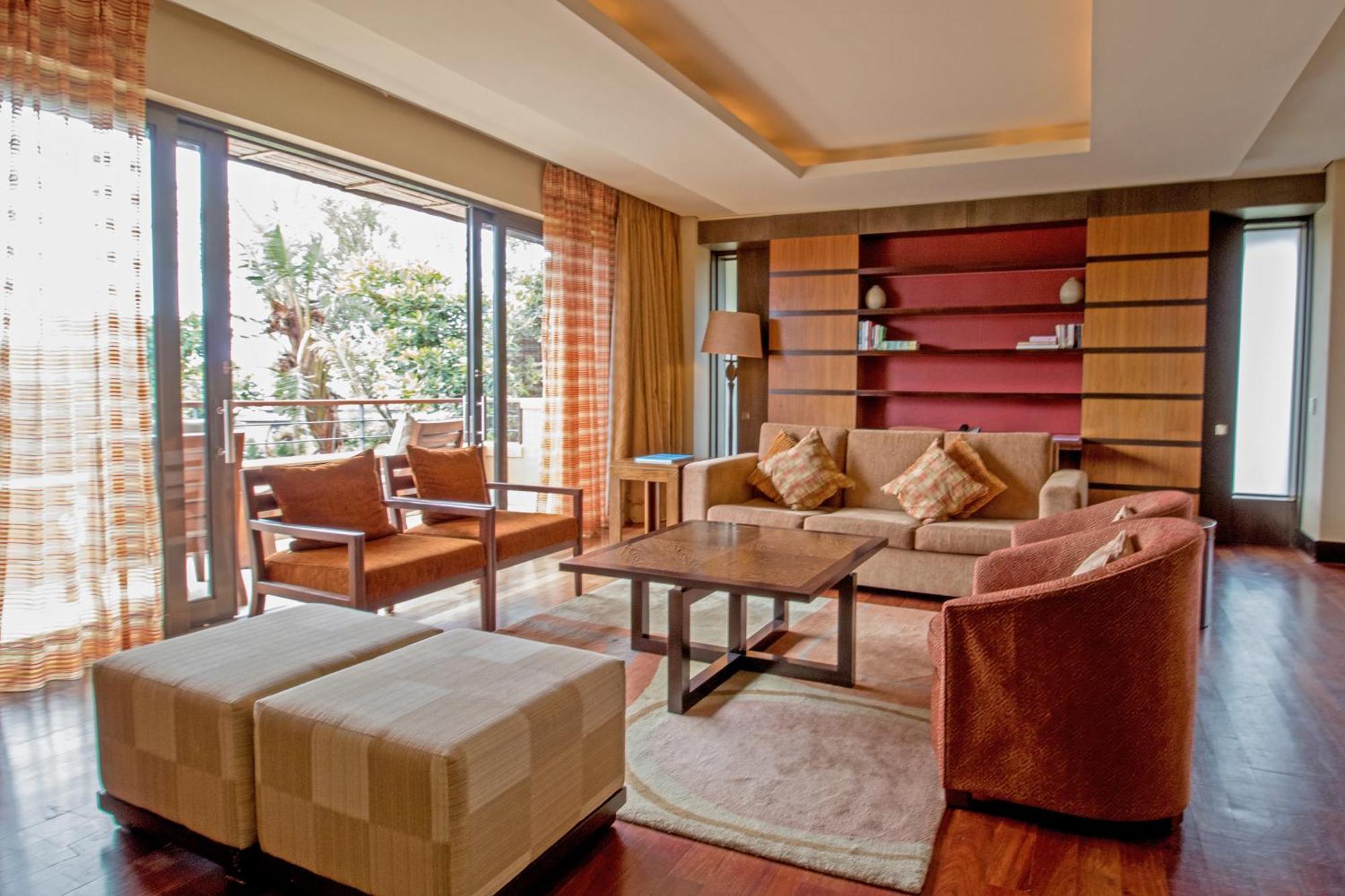 קניסנה Pezula Nature Retreat חדר תמונה A living room in a suite at the Four Seasons Hotel, Mumbai