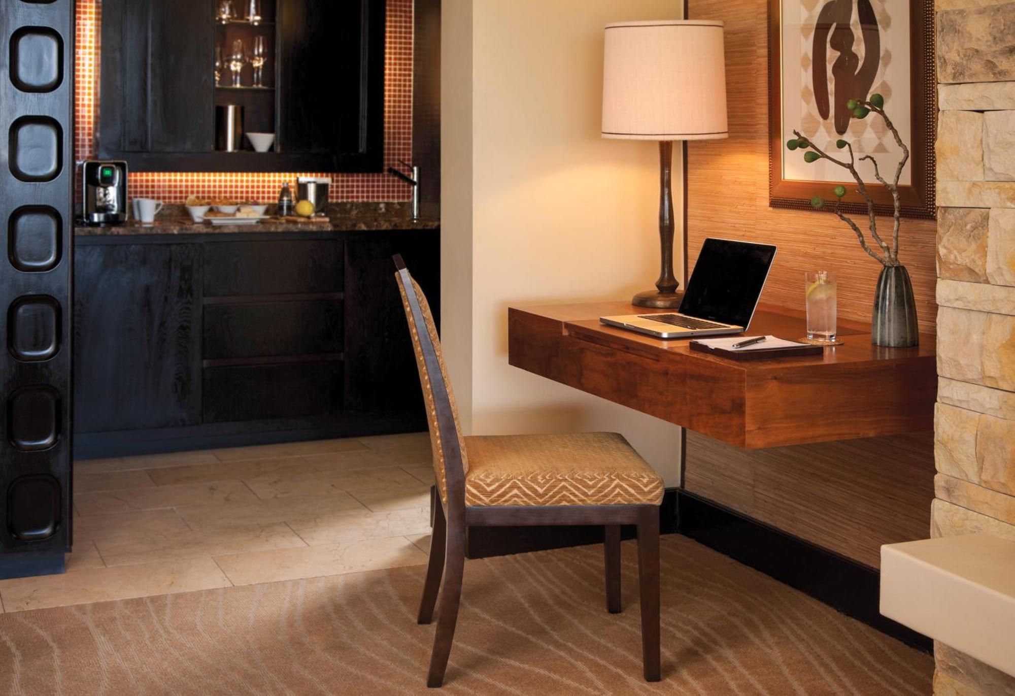 קניסנה Pezula Nature Retreat חדר תמונה A modern writing desk