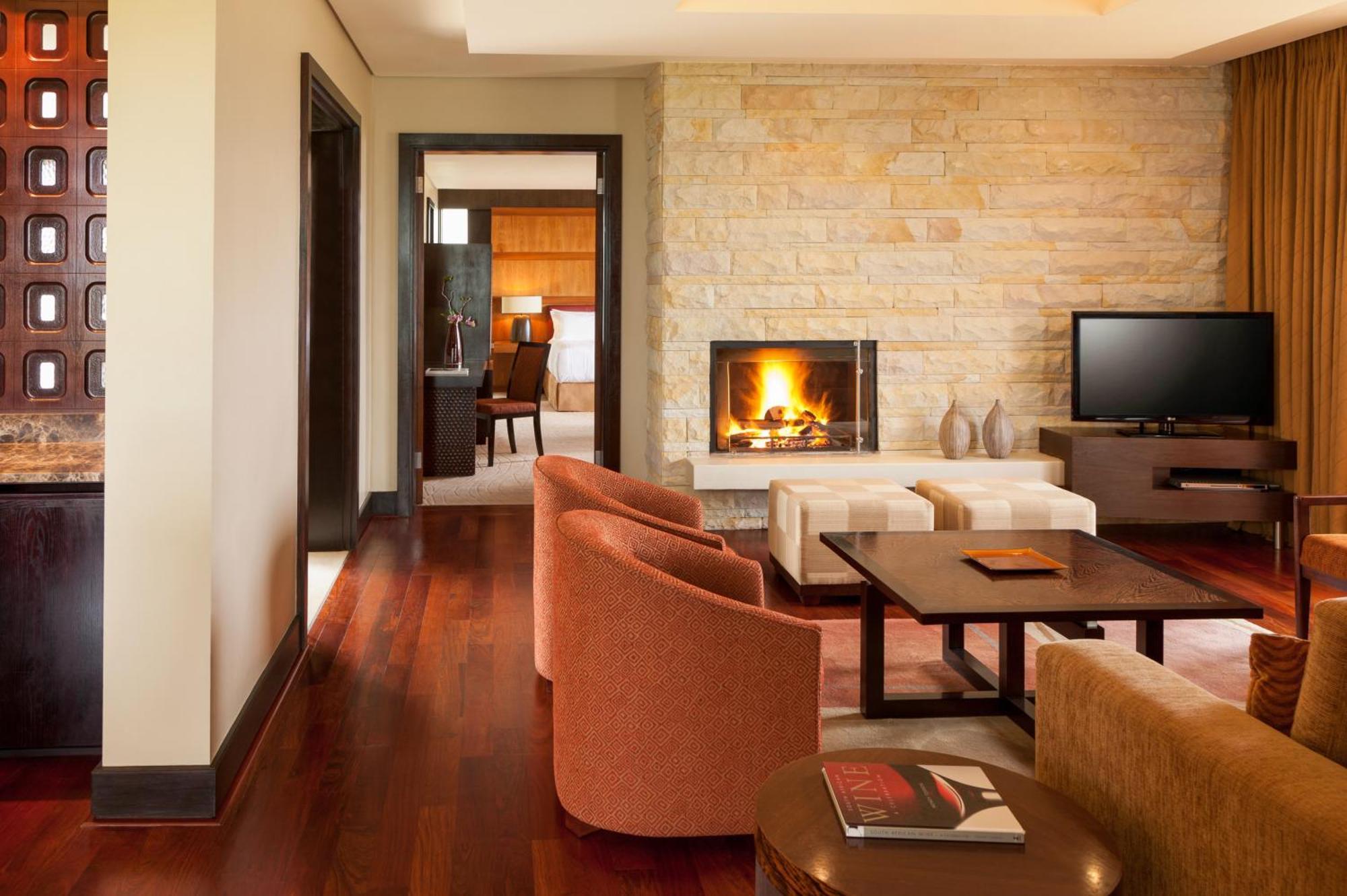 קניסנה Pezula Nature Retreat חדר תמונה A living room at the Four Seasons Hotel